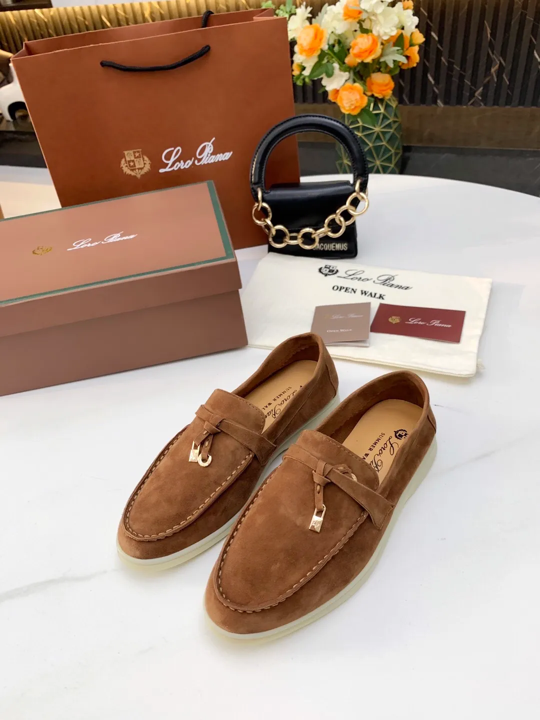 👟👟Ex-factory price 480 👟👟 Loro 👟👟Ex-factory price iana 💯Top genuine grade 💯Buy the original 1:1 copy💯 Founded the existing Loro 👟👟Ex-factory price iana company on April 24, 1924. It is now the sixth generation of family business, providing top quality products to customers who are discerning in taste and quality. Imported original fabrics. Imported Sheep Jing, made of plain calfskin lining. Hand-sewn thread. Original packaging. Size: 35-42 for women, 38-45 for men.